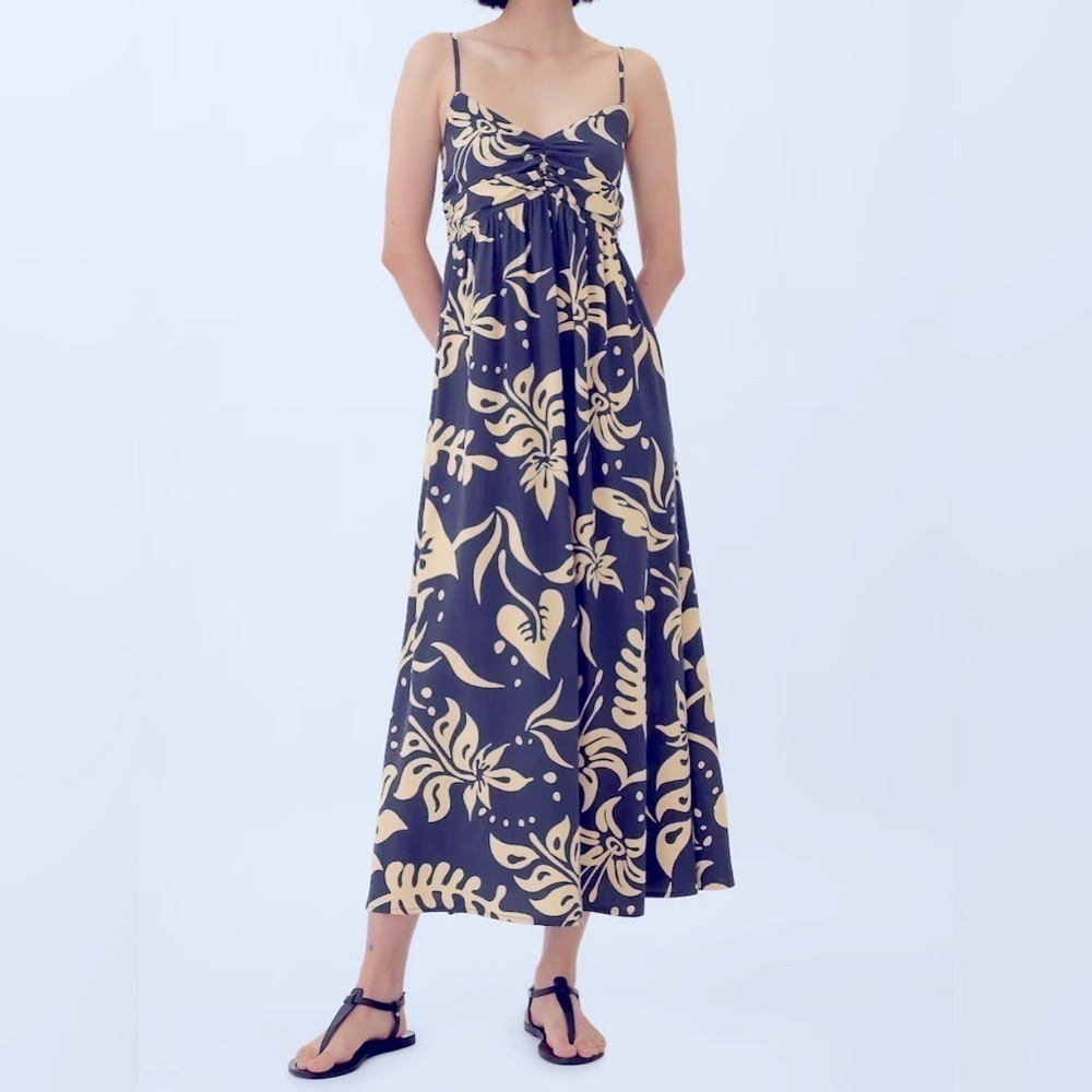 Gap shirred  bodice V neckline maxi floral dress. Creme/Black. Size Medium. NWT.